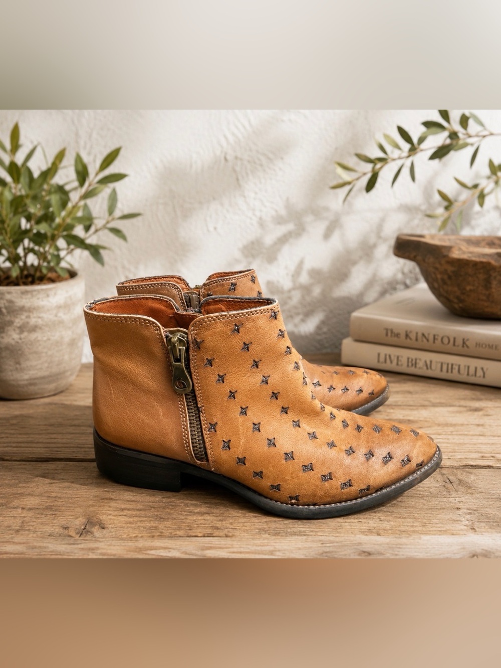 Kanna EU 36 brown star embossed ankle boot block heel almond toe